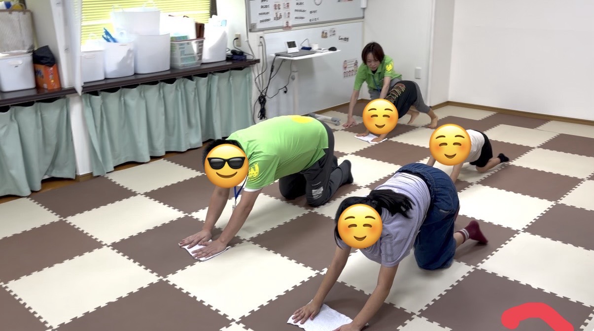 活動内容（一日の最後に皆で雑巾がけ）